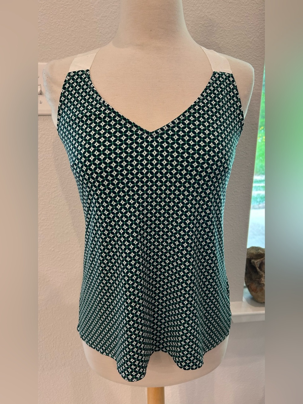 Banana Republic Geometric V-Neck Sleeveless Top - Green/White small